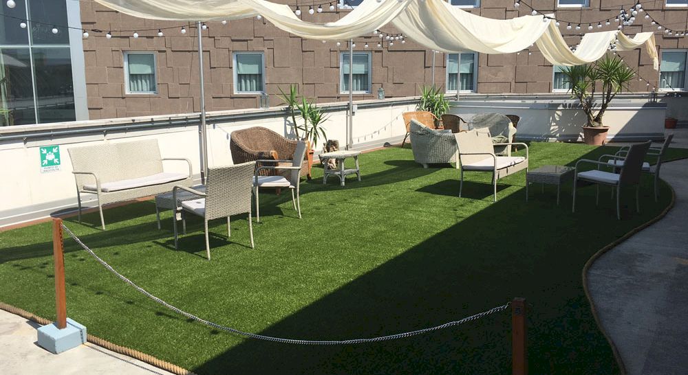 esempio di terrazzo di un hotel realizzato in erba sintetica