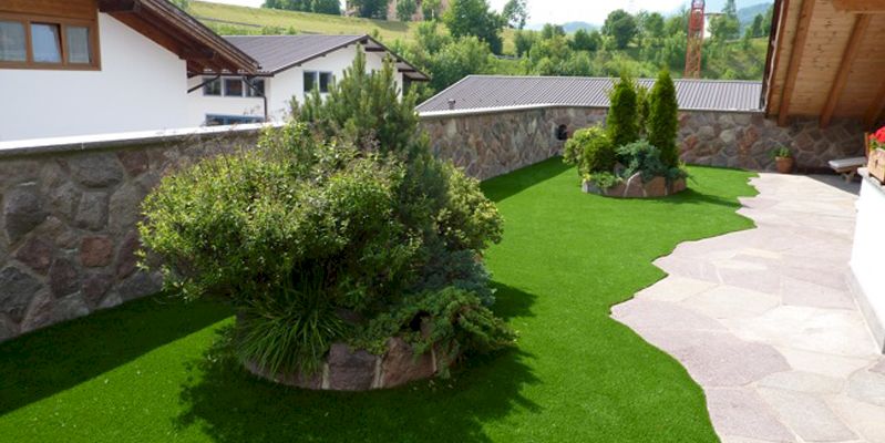 esempio di terrazzo realizzato in erba sintetica