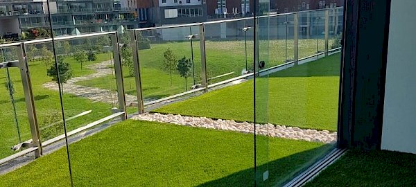 Erba sintetica sul balcone di casa