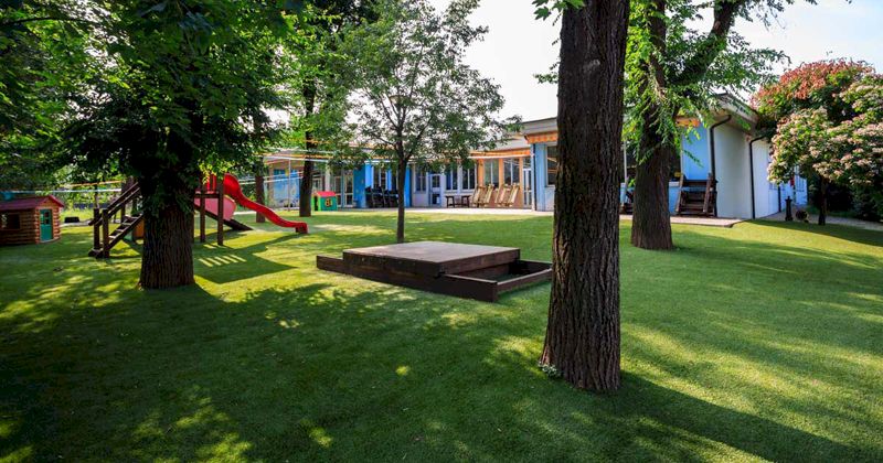 parco giochi con prato in erba sintetica