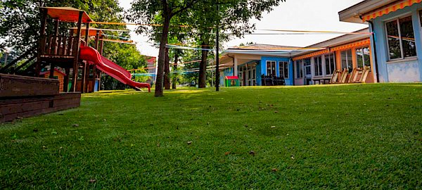 Erba sintetica per parco giochi: caratteristiche e vantaggi