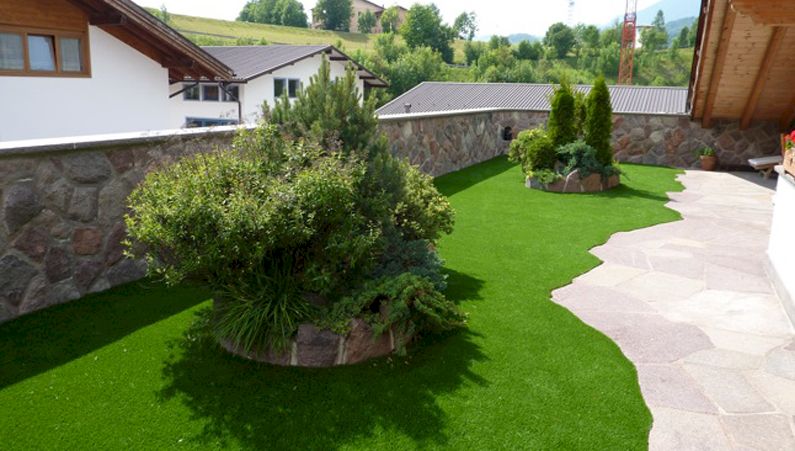 terrazzo attrezzato con manto di erba sintetica