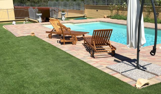 villa con piscina e prato in erba sintetica
