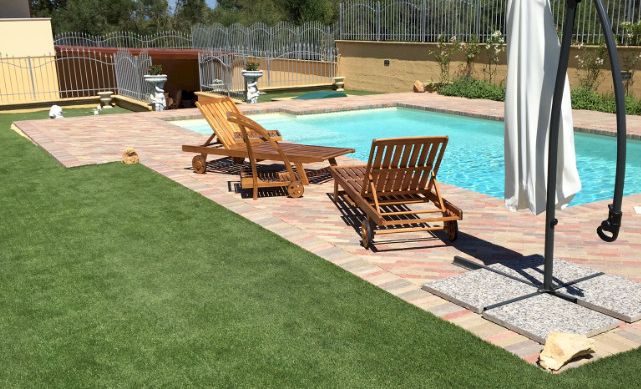 villa con piscina e prato in erba sintetica