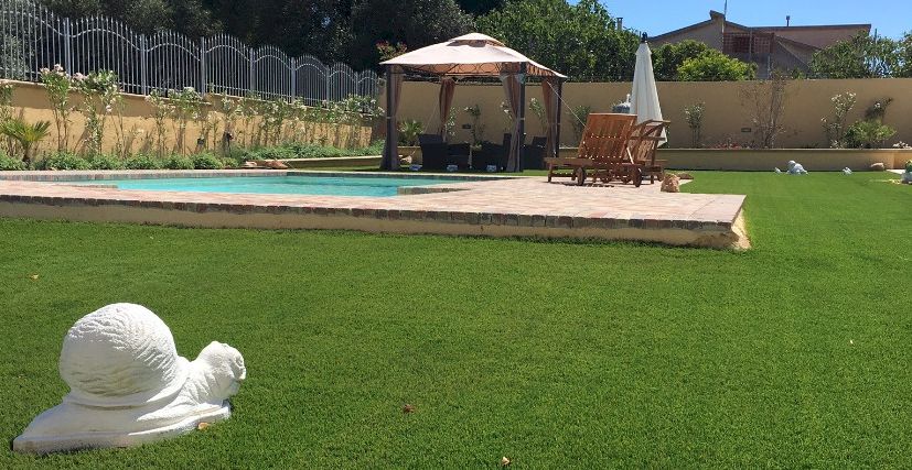villa con piscina e prato in erba sintetica