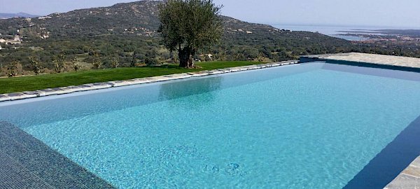 Perché scegliere erba sintetica per il bordo piscina