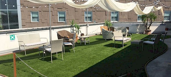 Erba sintetica sul terrazzo, cosa serve sotto il tappeto