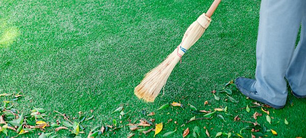 Come pulire il prato sintetico rapidamente e in modo efficace