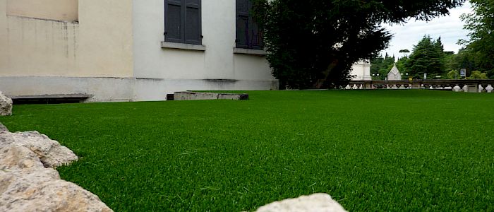 essempio di erba sintetica su terazza in un ristorante