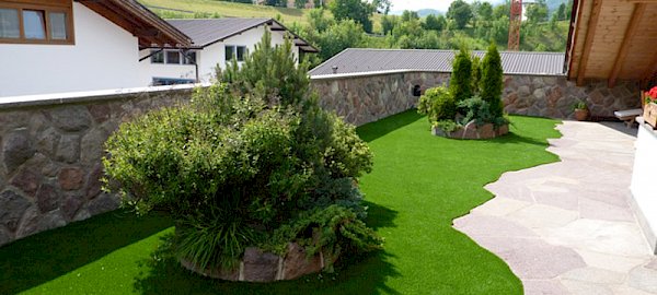 Erba sintetica sul terrazzo della propria casa